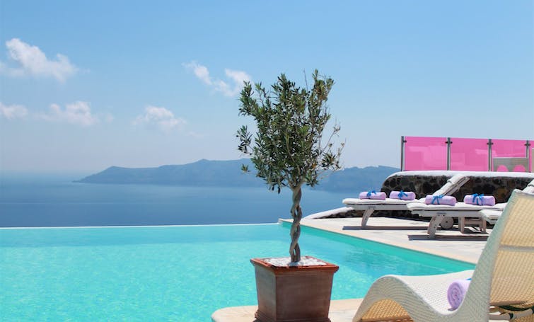 Luxury Pool Amenities